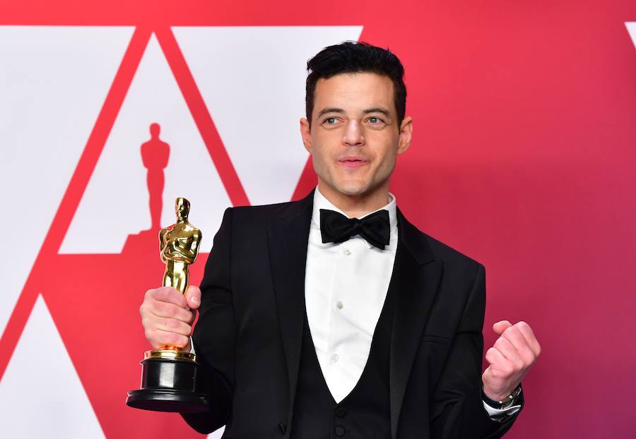 Rami Malek, premiado al Oscar a Mejor Actor por su papel protagonista en el filme de 'Bohemian Rhapsody', posa con su estatuilla, durante los Premios Oscar, celebrados este domingo 24 de febrero de 2019 en Hollywood, California (Estados Unidos). 