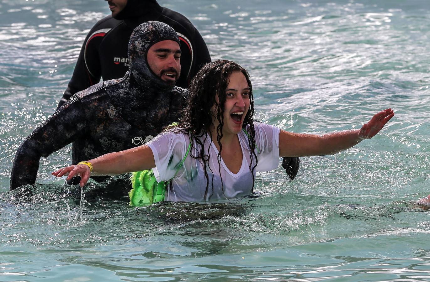 Varios participantes participan en competención Red Bull Jump and Freeze en la estación de esquí Mzaar en Kfardebian Lebanon Mountain, en Kfardebian, Líbano. Los participantes que usan trajes festivos realizan piruetas antes de meterse en un estanque con agua helada. 