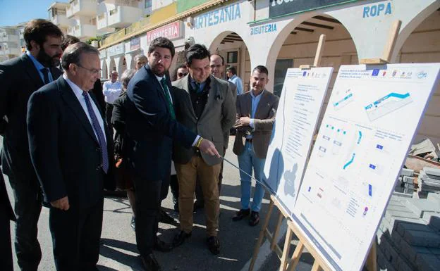 El presidente regional, Fernando López Miras, visita las obras del mirador del hotel Galúa de La Manga.