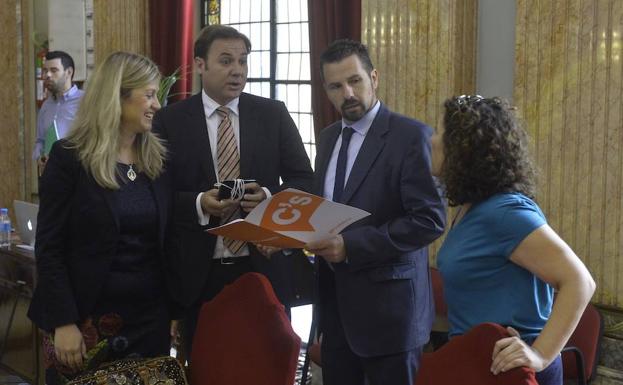 Carlos Peñafiel y Mario Gómez, en uno de los plenos de esta legislatura. 