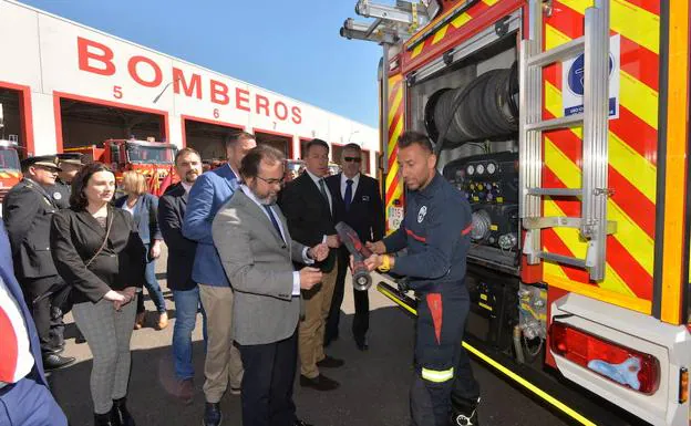 El consejero de Presidencia, Pedro Rivera, en la inauguración del nuevo parque de bomberos de Lorca.