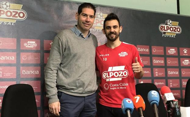 Kike Boned, vicepresidente ejecutivo y excapitan de ElPozo Murcia, junto al jugador charcutero Álex Yepes.