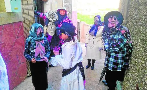 Un grupo de máscaras, en una foto del Carnaval de Villanueva del Segura. 