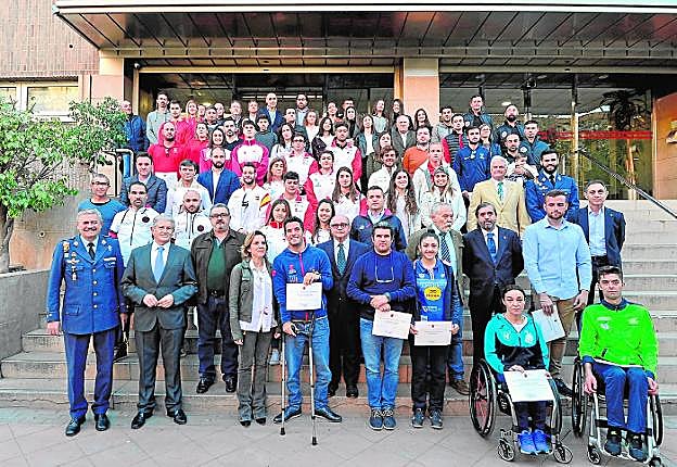 Todos los becados, ayer, en la entrada a la Consejería, con Cachá y Gómez López. 