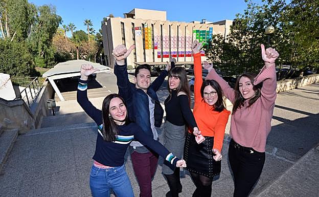 Los jóvenes bioquímicos Marina, José Ángel, María Fuensanta, Ylenia y María Dolores, ayer, en la facultad. 