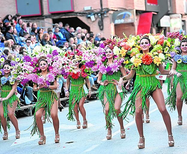 Una comparsa desfilando por la pedanía durante el pasado año. Fotos: A. Durán/ AGM