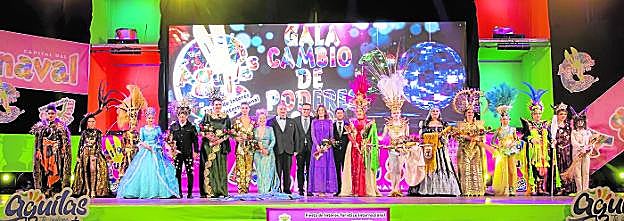 Gala del campo de poderes, celebrada el pasado sábado. Arriba, detalle del concurso de trajes de papel y maquillaje corporal. Fernando Mula