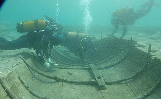 Fotografías del Archivo Fotográfico del Museo Nacional de Arqueología Subacuática sobre el barco fenicio hundido en aguas de la playa de La Isla.