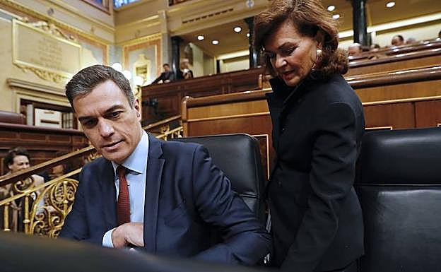 Pedro Sánchez (i) y Carmen Calvo. 