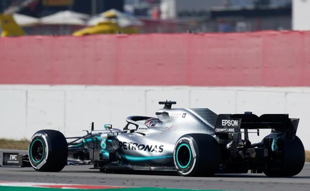 El Mercedes de Hamilton, durante la sesión de test de pretemporada en Montmeló.