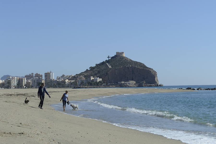 La Playa de Poniente con el Castillo de San Juan de las Águilas y el paseo de La Colonia, al fondo.