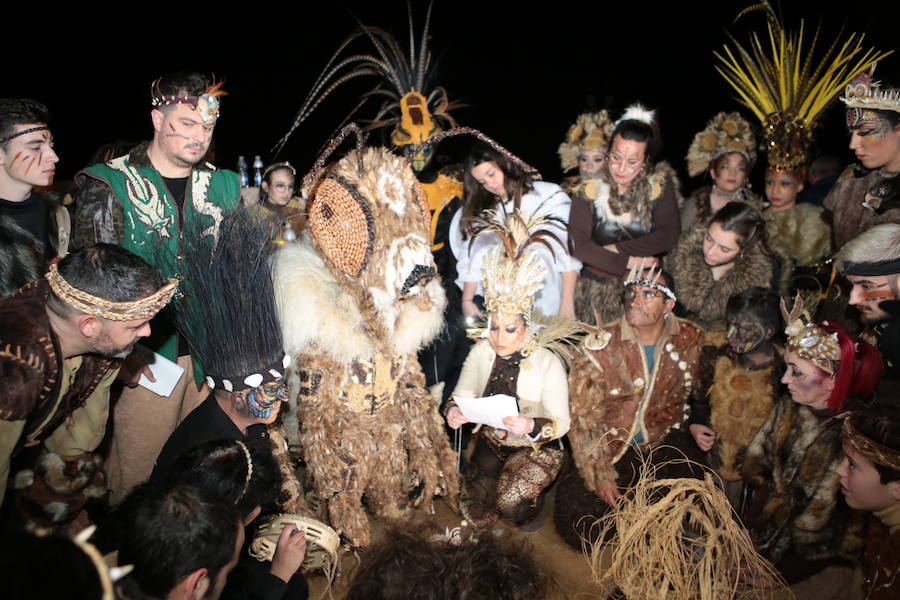 Cristina Moreno encarnó a la bestia de las fiestas del Carnaval con un traje que simulaba una abeja y acompañada por un séquito de setenta apicultores