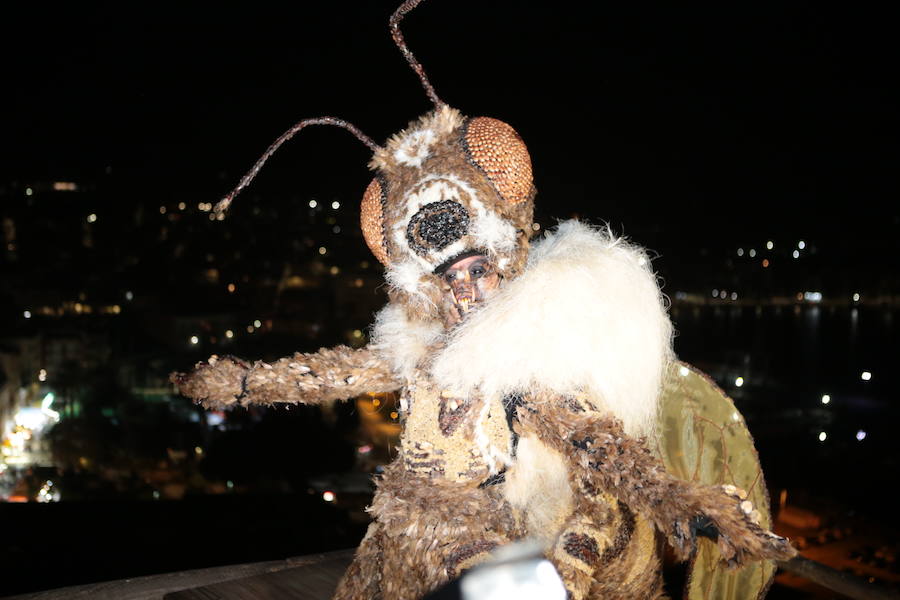 Cristina Moreno encarnó a la bestia de las fiestas del Carnaval con un traje que simulaba una abeja y acompañada por un séquito de setenta apicultores