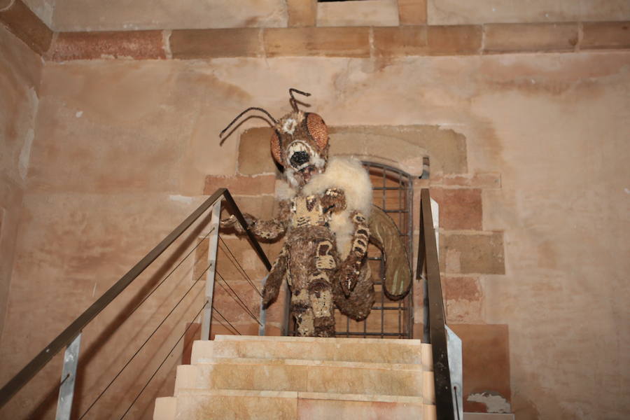 Cristina Moreno encarnó a la bestia de las fiestas del Carnaval con un traje que simulaba una abeja y acompañada por un séquito de setenta apicultores