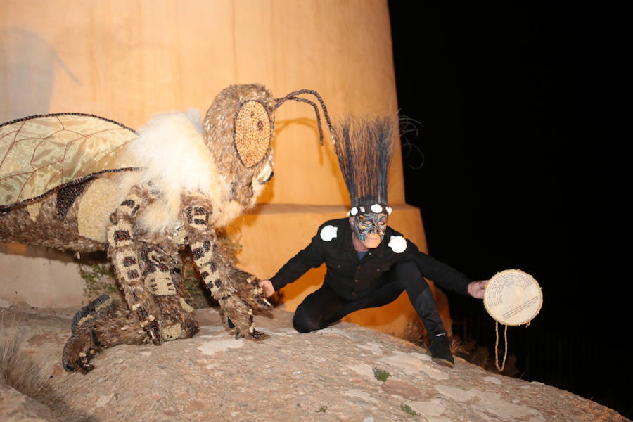 Cristina Moreno encarnó a la bestia de las fiestas del Carnaval con un traje que simulaba una abeja y acompañada por un séquito de setenta apicultores