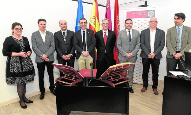 Jerónimo Molina, junto al resto de su equipo decanal, y el rector de la UMU, José Luján. 