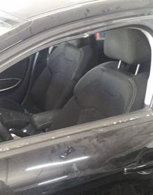 Imagen secundaria 2 - Arriba, el interior de uno de los vehículos asaltados; abajo, las ventanillas rotas en otros dos modelos dañados.