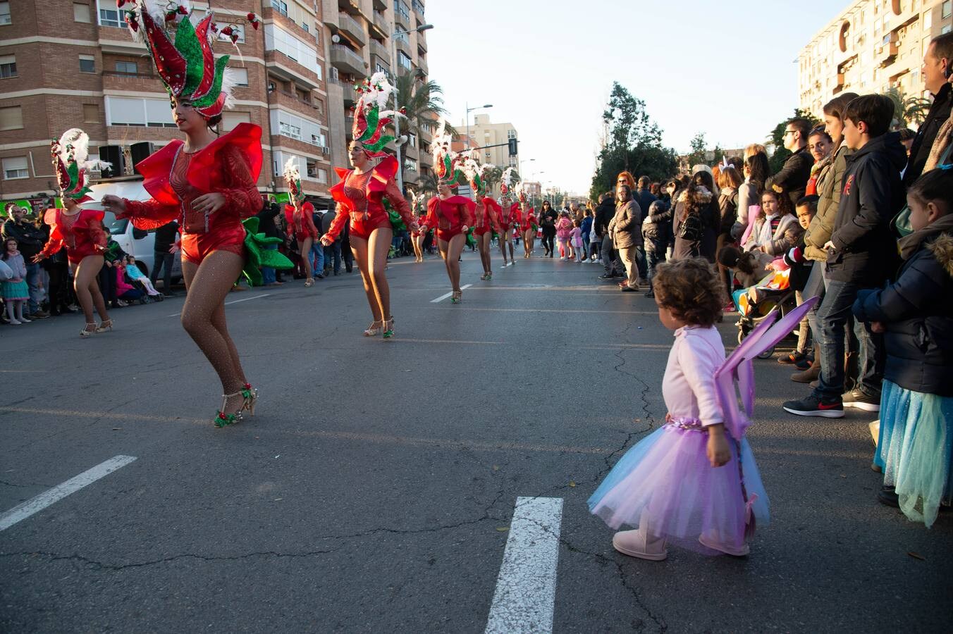 Cientos de personas disfrutaron del desfile de este sábado por las calles del centro de la ciudad portuaria