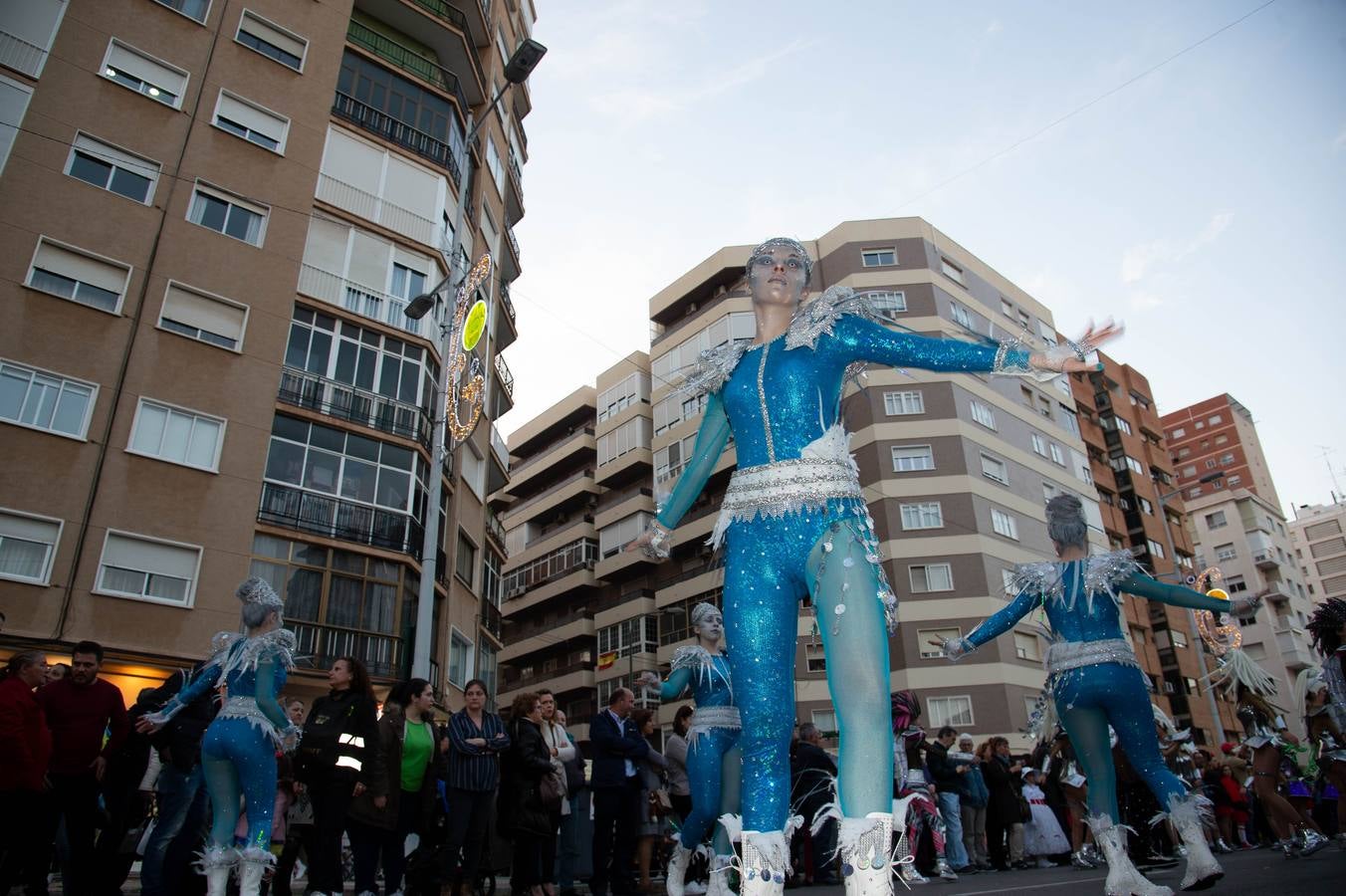 Cientos de personas disfrutaron del desfile de este sábado por las calles del centro de la ciudad portuaria