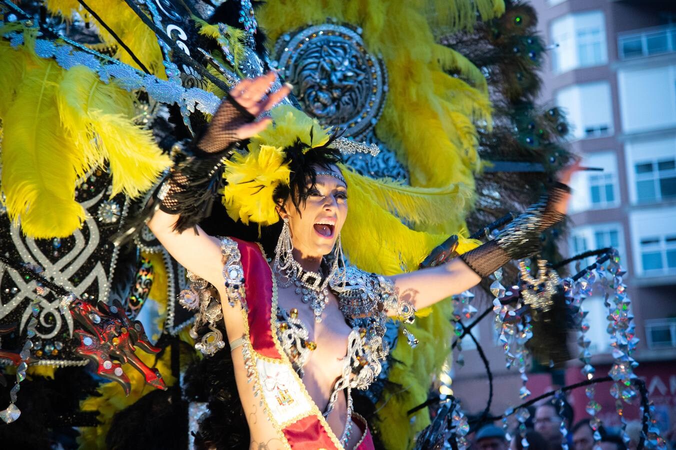 Cientos de personas disfrutaron del desfile de este sábado por las calles del centro de la ciudad portuaria