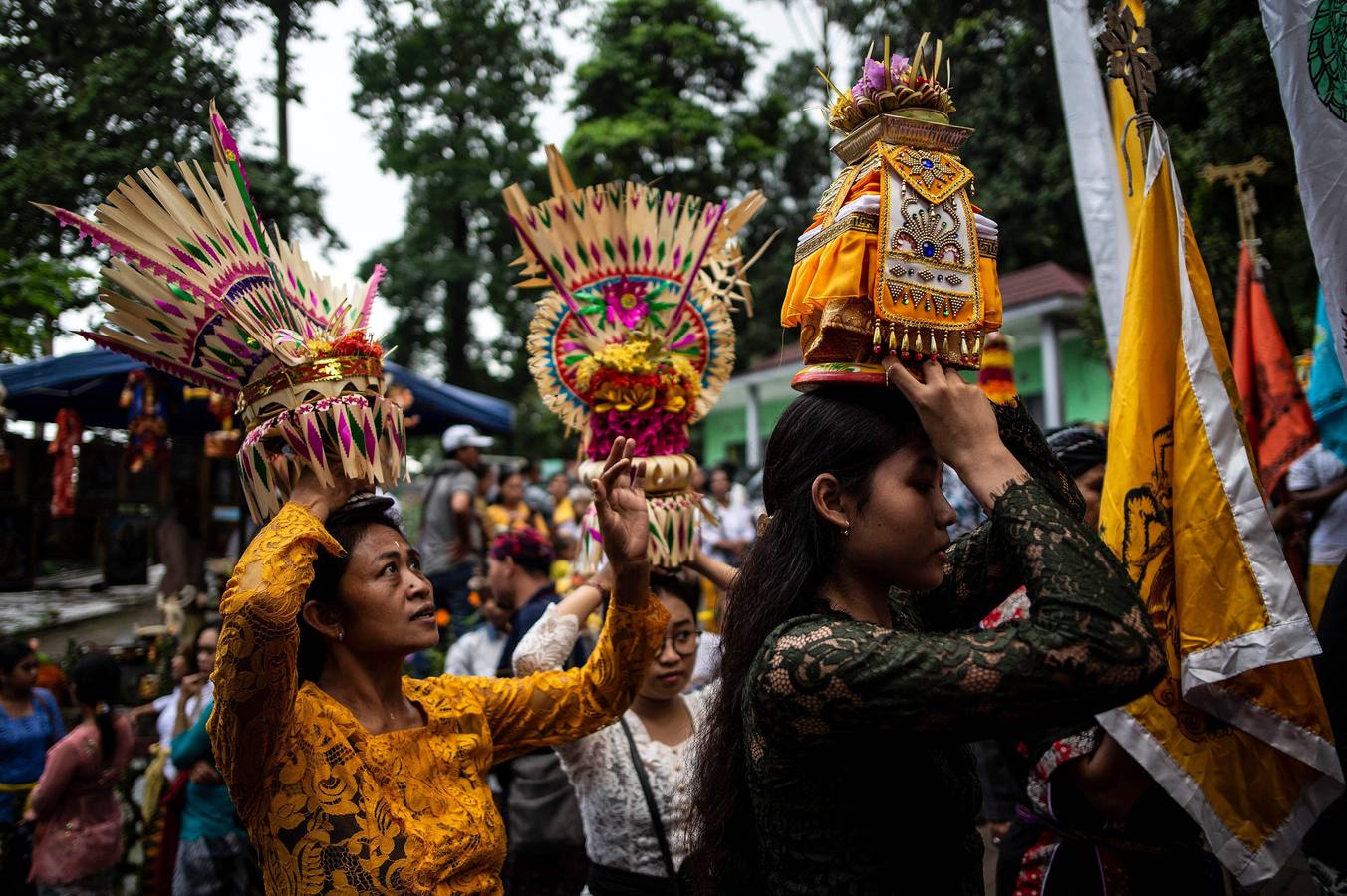 Hindúes indonesios celebran la ceremonia del Melasti, un festival de purificación que da paso al Nyepi (Día del Silencio)