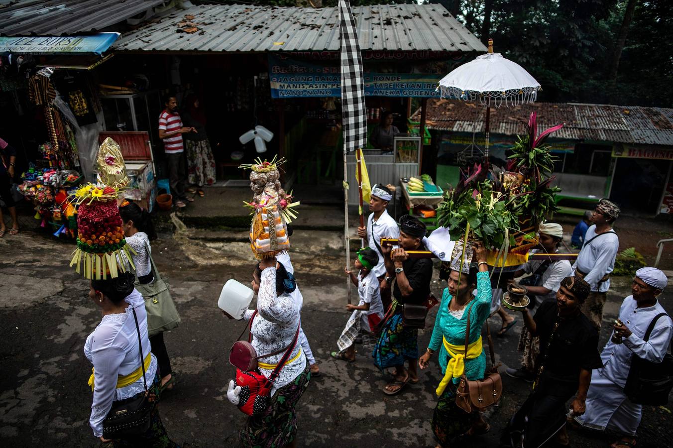 Hindúes indonesios celebran la ceremonia del Melasti, un festival de purificación que da paso al Nyepi (Día del Silencio)