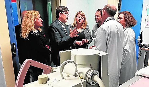 El consejero Villegas (2i) y la alcaldesa (3i), ayer, en el centro.