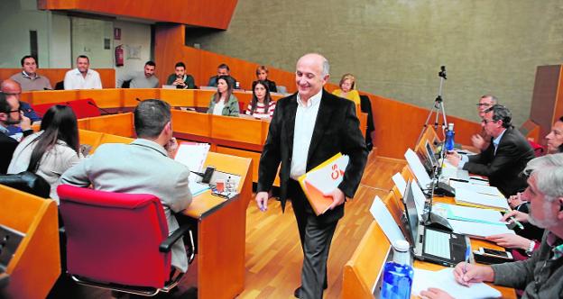 Meca se va del pleno durante el debate de su reprobación