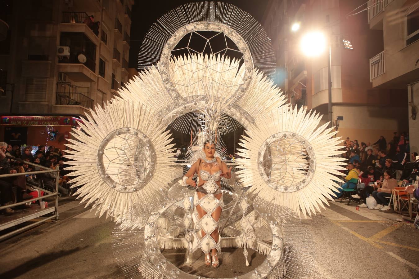 Más de 3.000 carnavaleros llevan el color, la fiesta y la diversión a las calles en el primer gran desfile