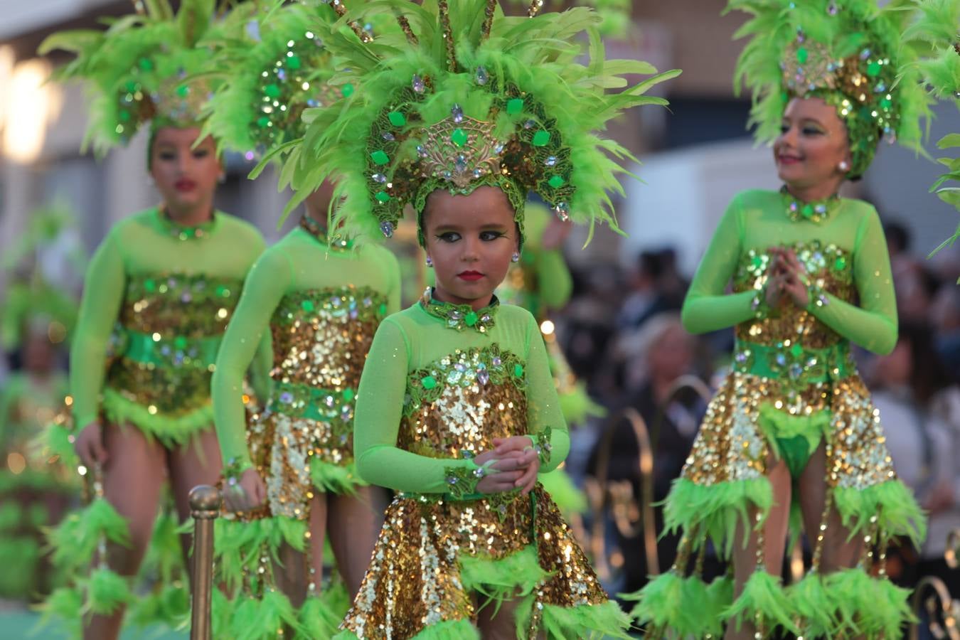Más de 3.000 carnavaleros llevan el color, la fiesta y la diversión a las calles en el primer gran desfile