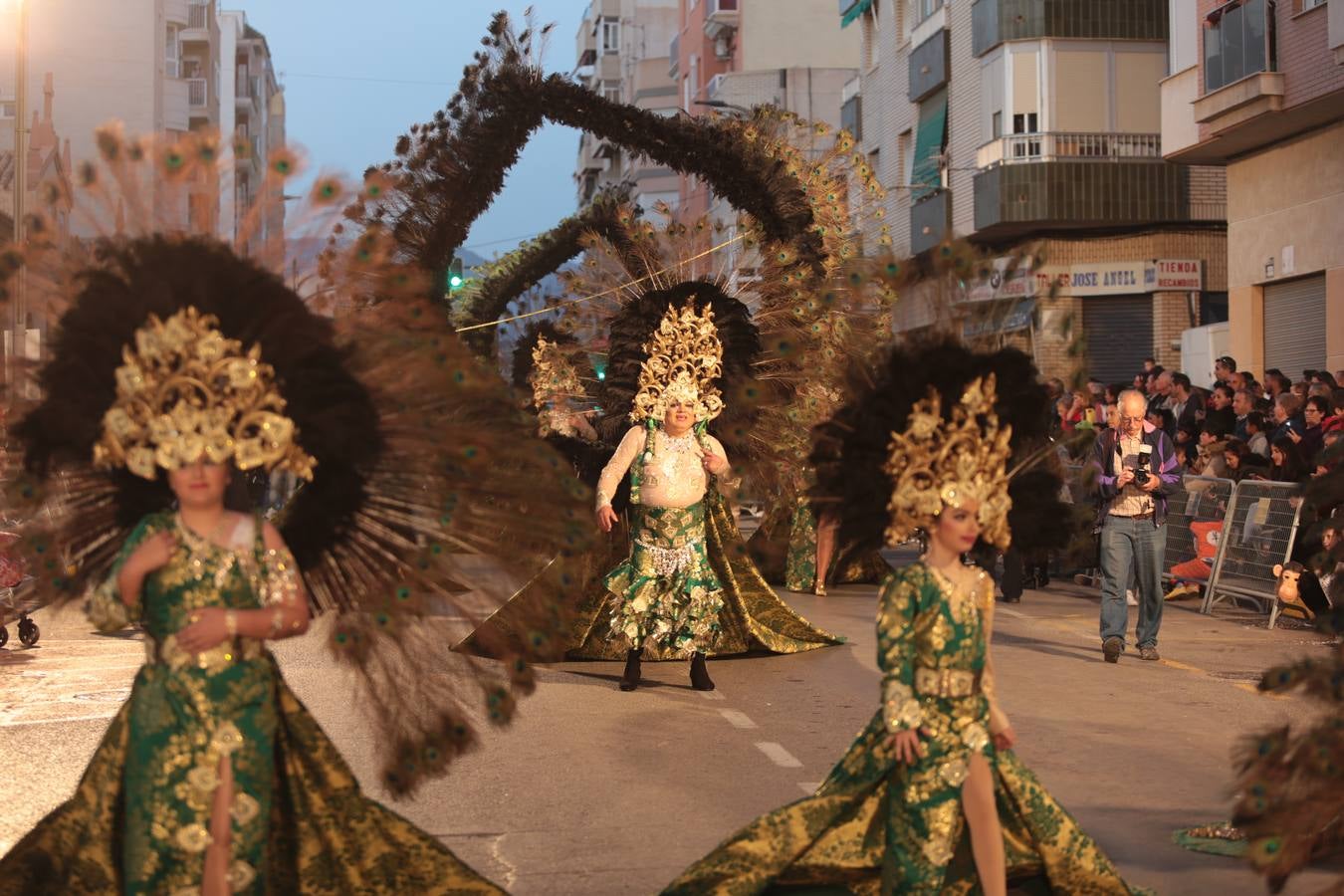 Más de 3.000 carnavaleros llevan el color, la fiesta y la diversión a las calles en el primer gran desfile