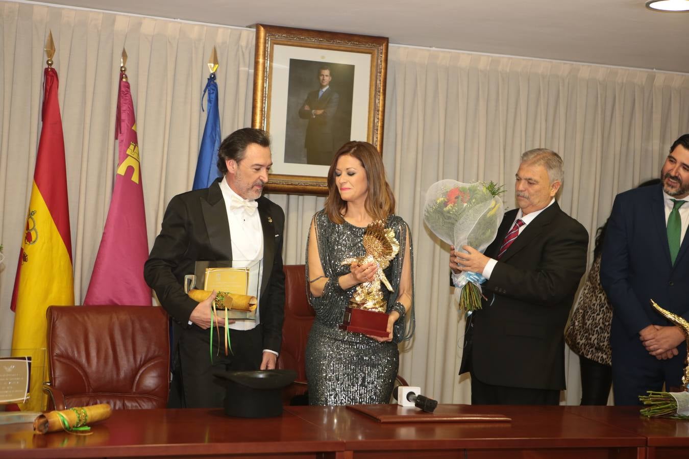 Multitud de personas abarrotaron la plaza de España para presenciar la guerra de cascarones y la batalla entre Don Carnal y Doña Cuaresma