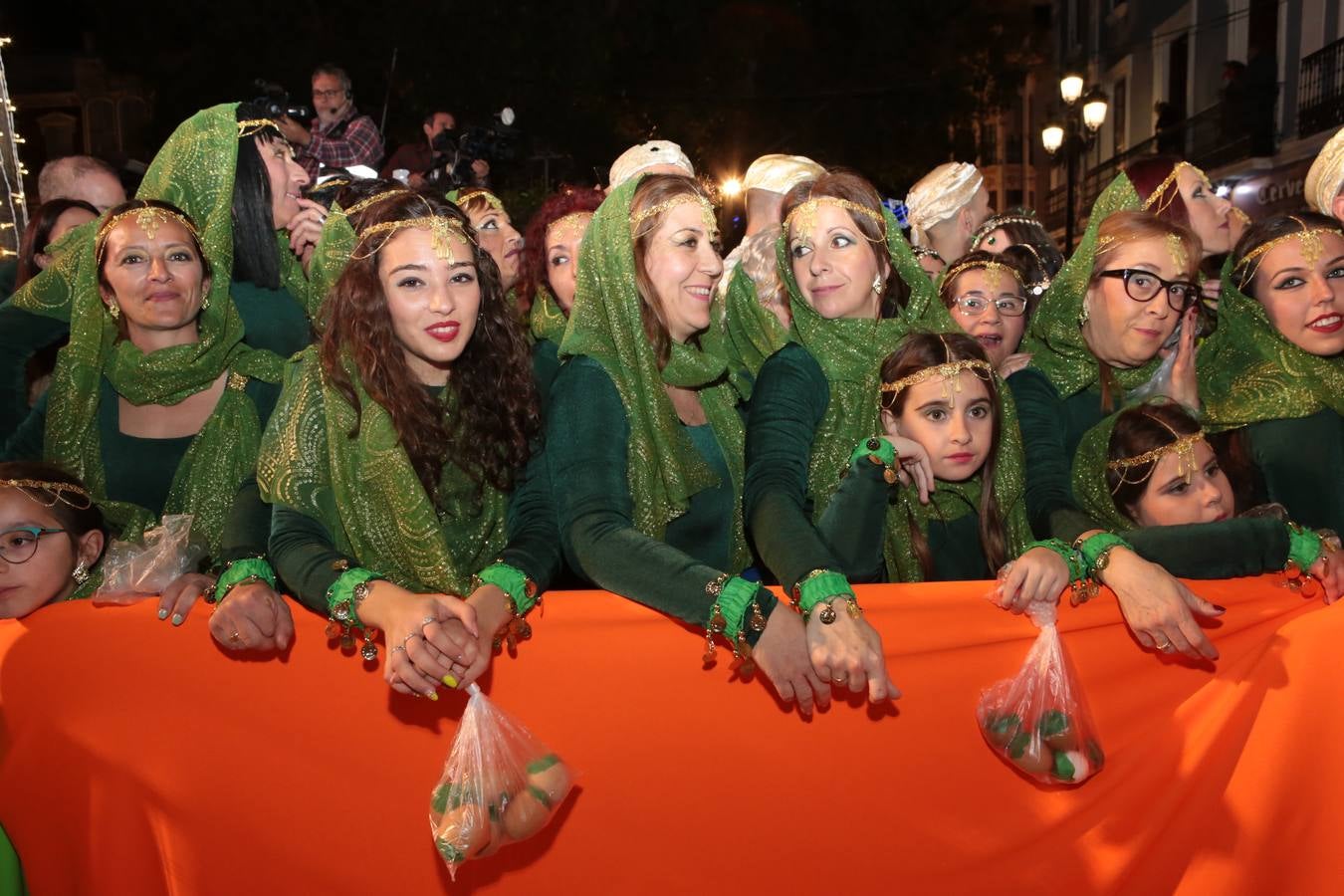 Multitud de personas abarrotaron la plaza de España para presenciar la guerra de cascarones y la batalla entre Don Carnal y Doña Cuaresma