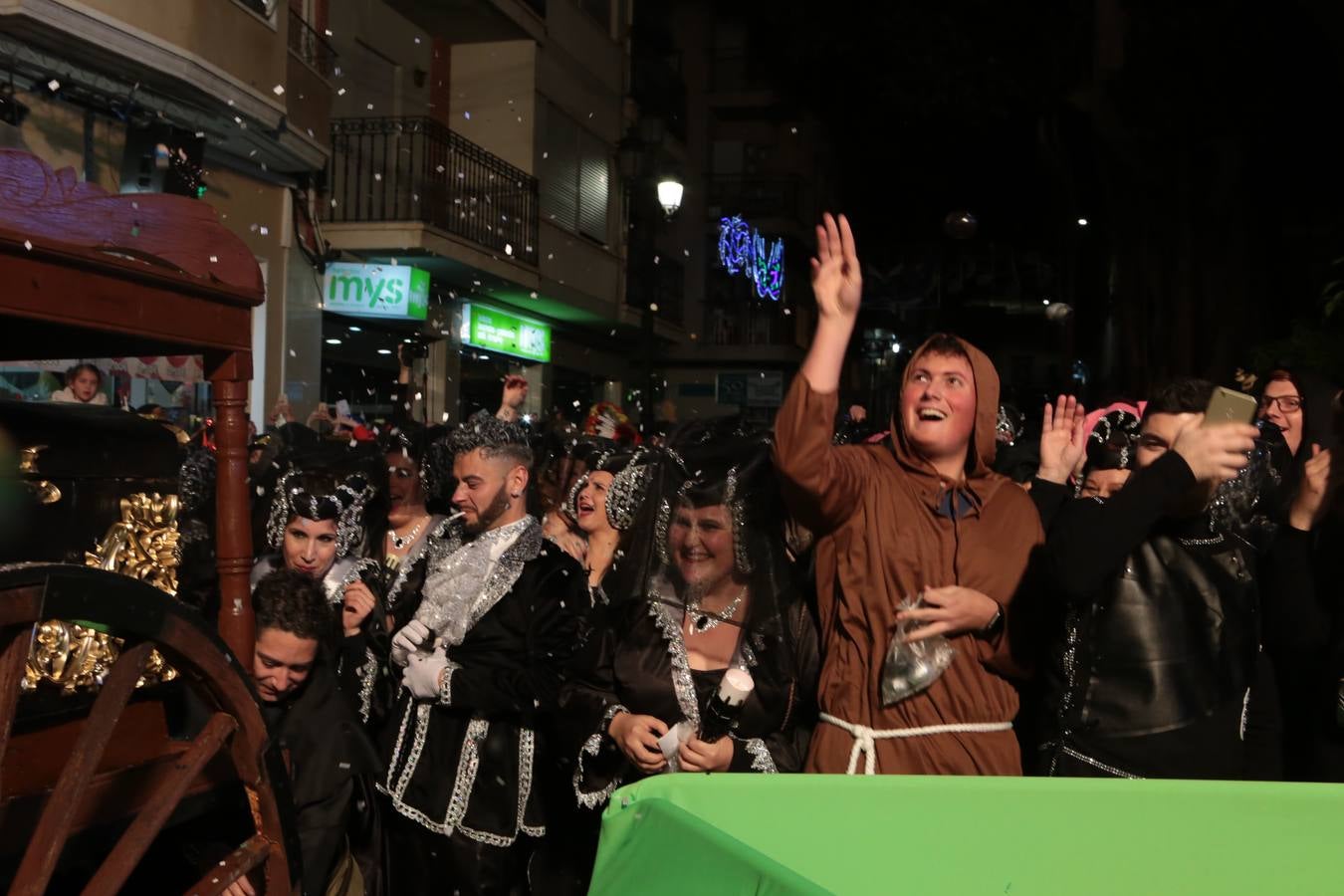 Multitud de personas abarrotaron la plaza de España para presenciar la guerra de cascarones y la batalla entre Don Carnal y Doña Cuaresma