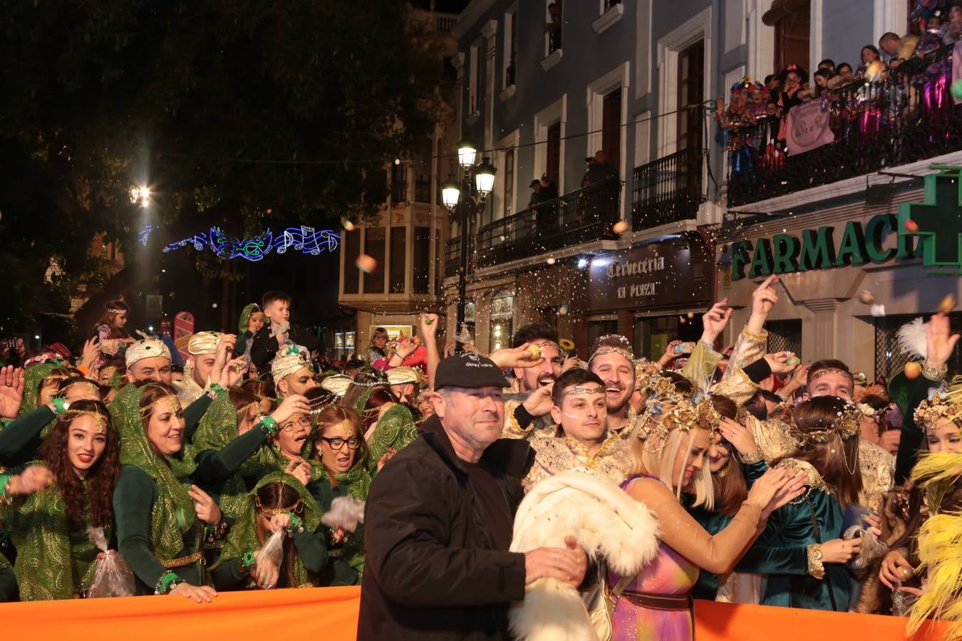 Multitud de personas abarrotaron la plaza de España para presenciar la guerra de cascarones y la batalla entre Don Carnal y Doña Cuaresma