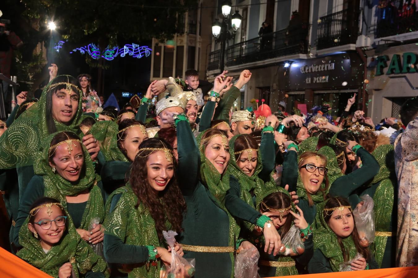 Multitud de personas abarrotaron la plaza de España para presenciar la guerra de cascarones y la batalla entre Don Carnal y Doña Cuaresma