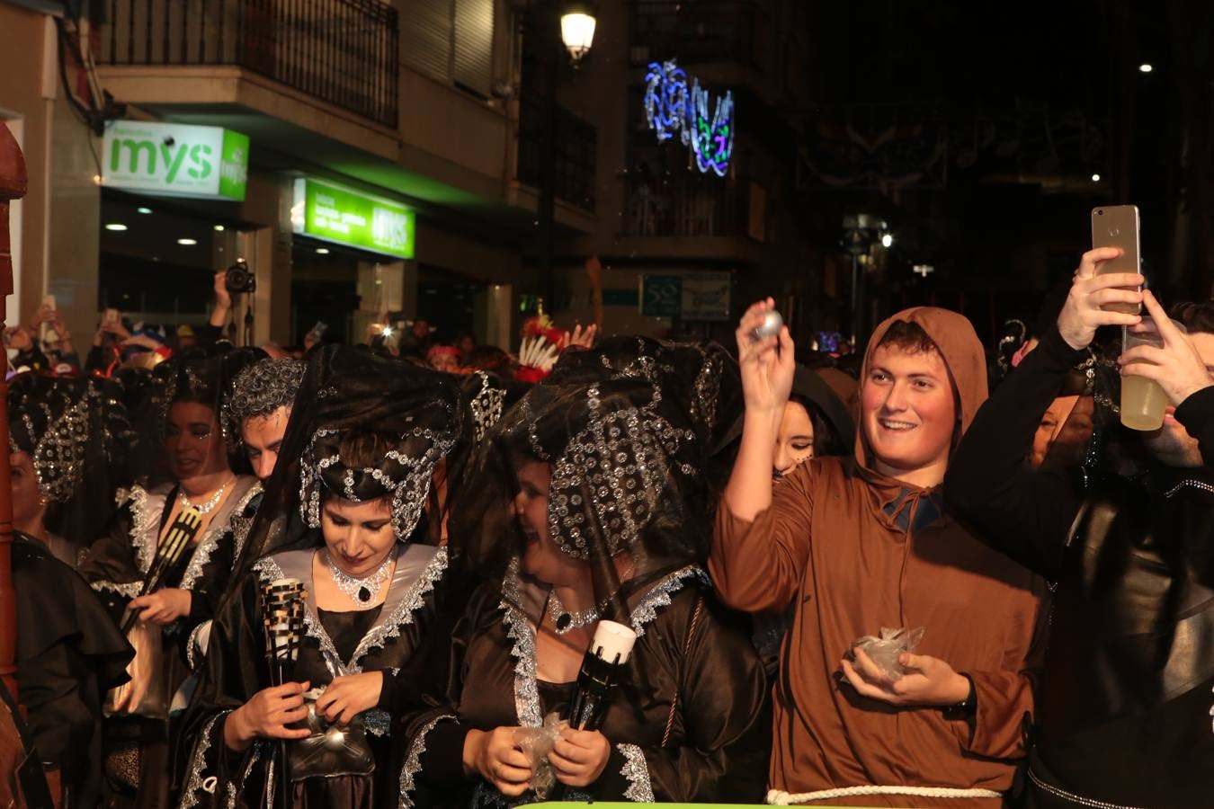 Multitud de personas abarrotaron la plaza de España para presenciar la guerra de cascarones y la batalla entre Don Carnal y Doña Cuaresma