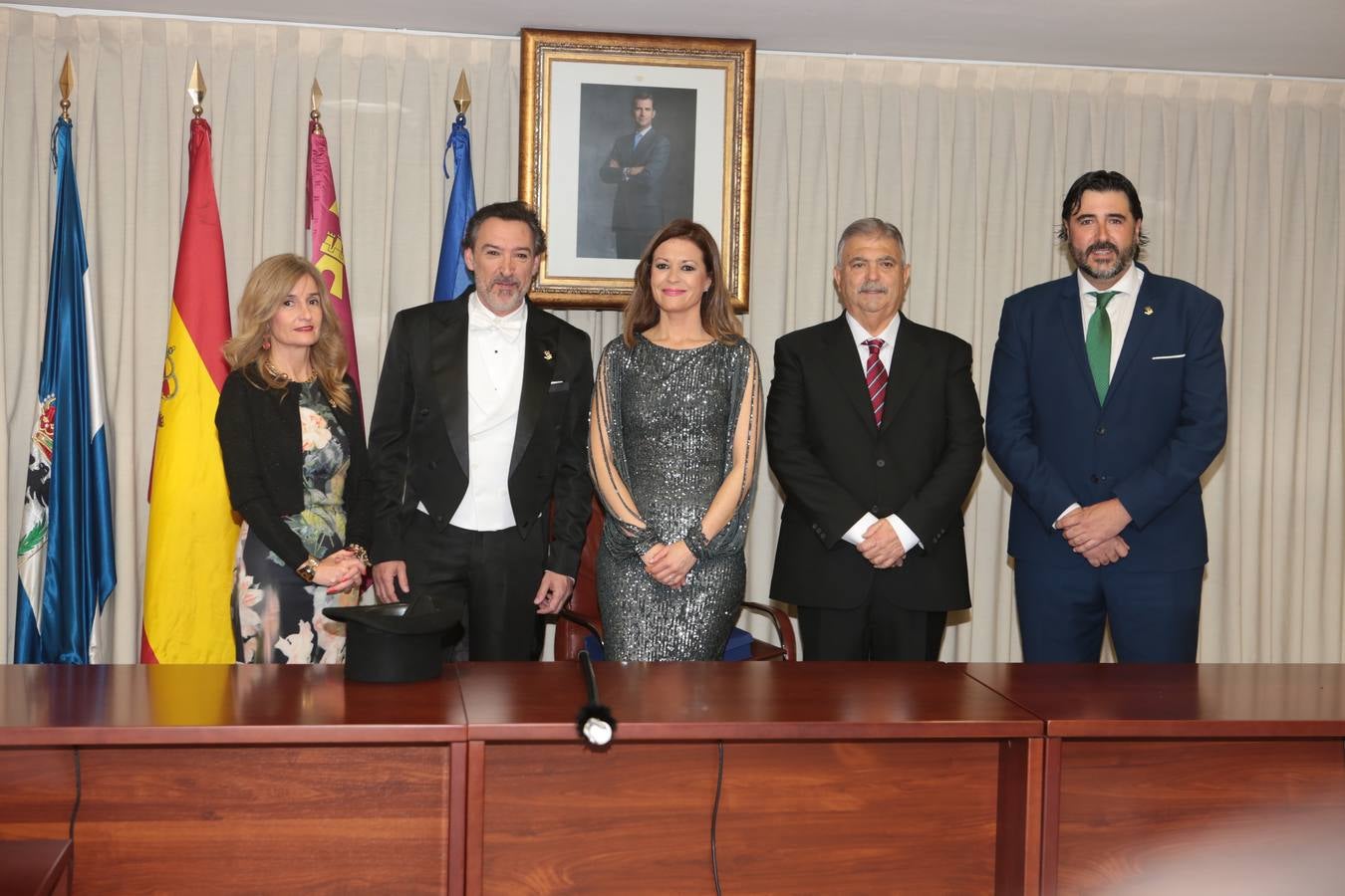 Multitud de personas abarrotaron la plaza de España para presenciar la guerra de cascarones y la batalla entre Don Carnal y Doña Cuaresma