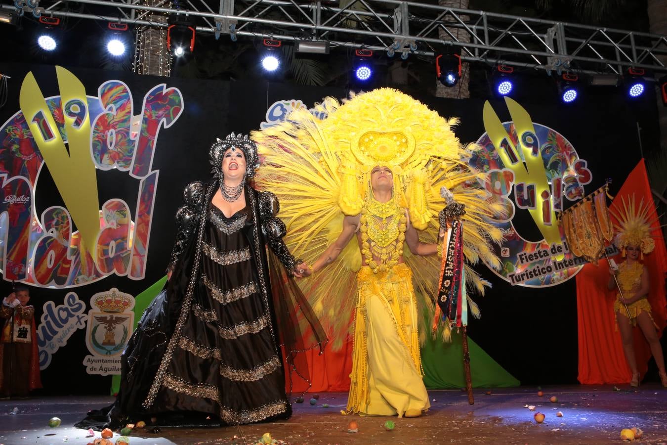 Multitud de personas abarrotaron la plaza de España para presenciar la guerra de cascarones y la batalla entre Don Carnal y Doña Cuaresma