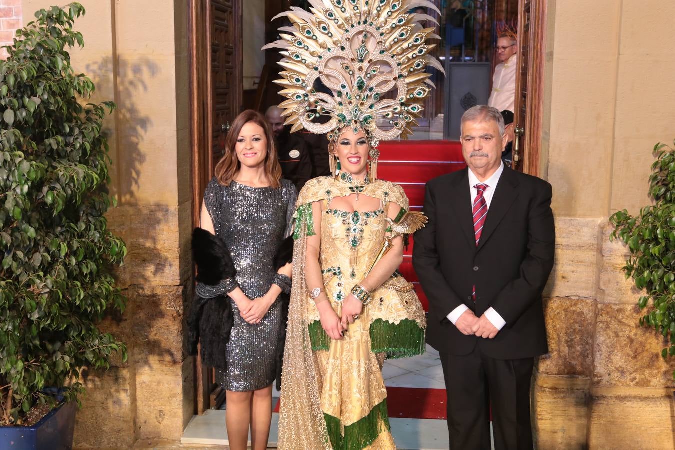 Multitud de personas abarrotaron la plaza de España para presenciar la guerra de cascarones y la batalla entre Don Carnal y Doña Cuaresma