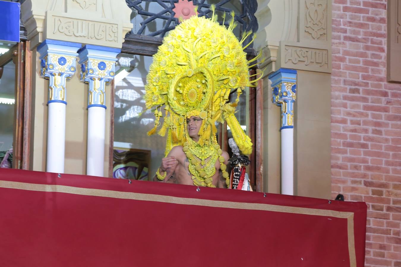 Multitud de personas abarrotaron la plaza de España para presenciar la guerra de cascarones y la batalla entre Don Carnal y Doña Cuaresma