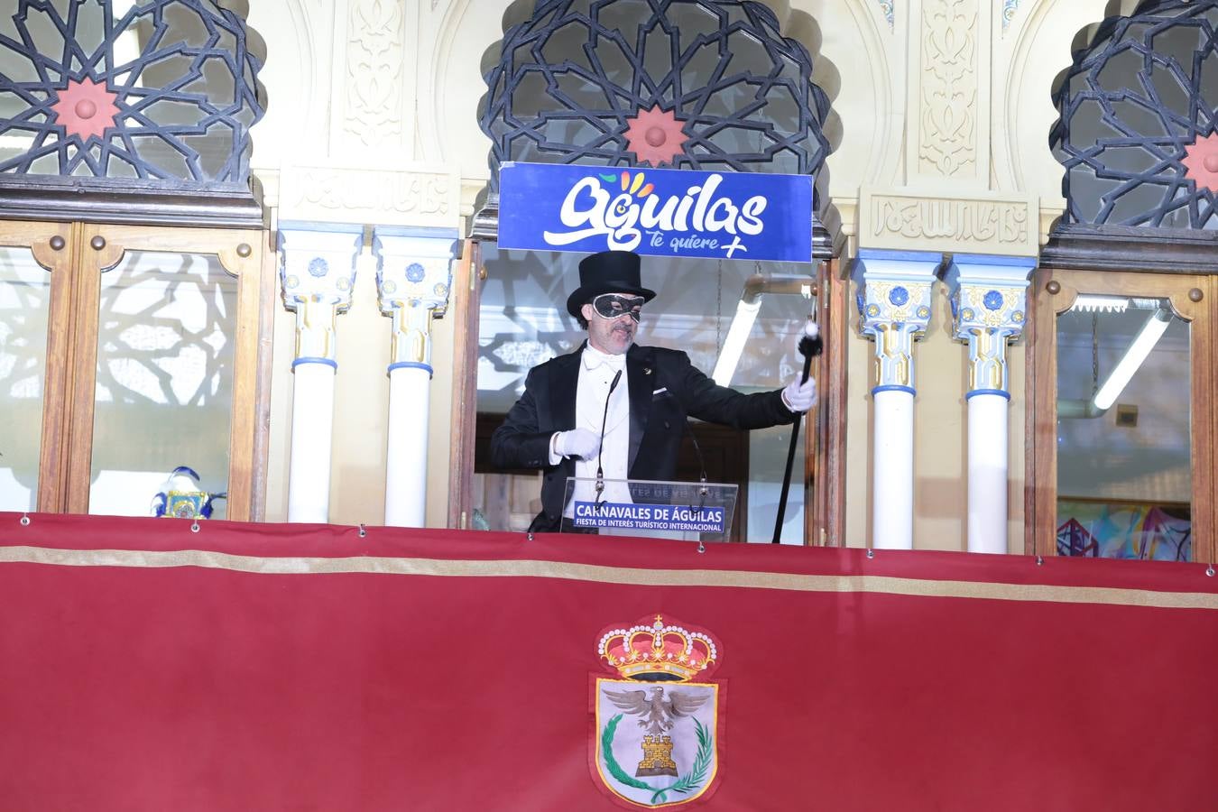 Multitud de personas abarrotaron la plaza de España para presenciar la guerra de cascarones y la batalla entre Don Carnal y Doña Cuaresma