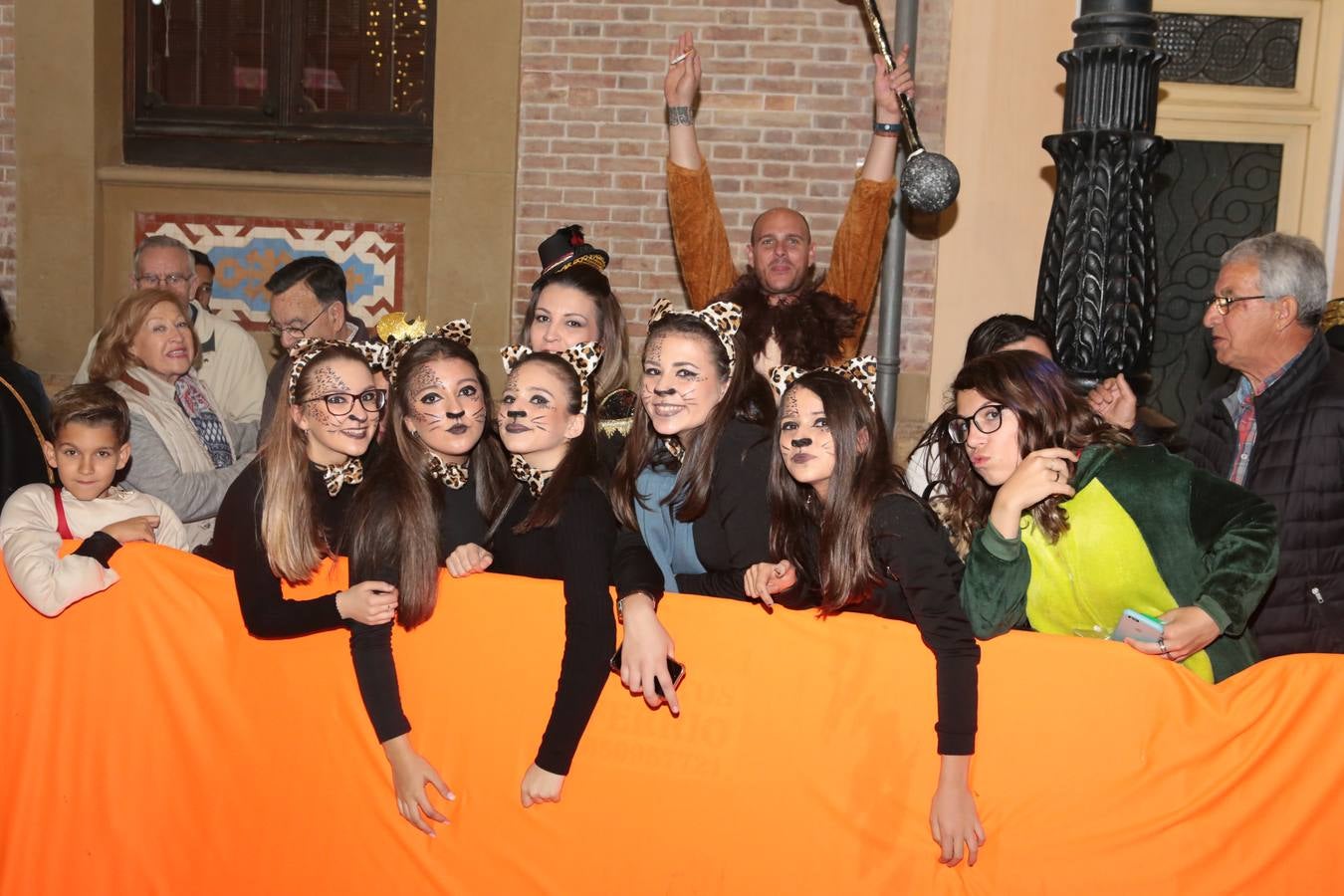 Multitud de personas abarrotaron la plaza de España para presenciar la guerra de cascarones y la batalla entre Don Carnal y Doña Cuaresma
