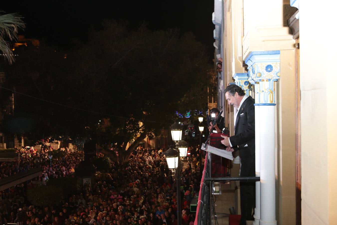 Multitud de personas abarrotaron la plaza de España para presenciar la guerra de cascarones y la batalla entre Don Carnal y Doña Cuaresma