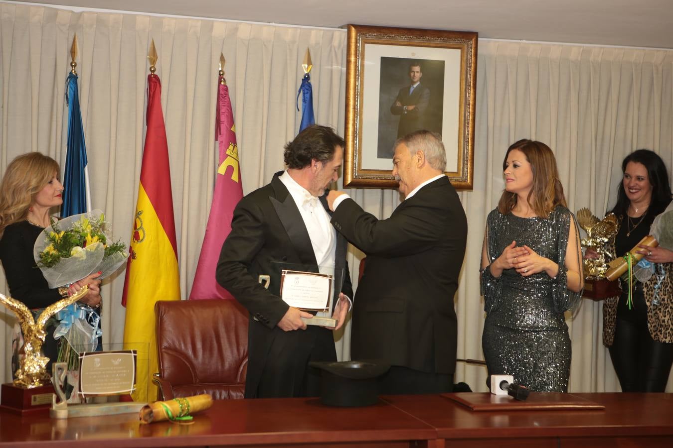 Multitud de personas abarrotaron la plaza de España para presenciar la guerra de cascarones y la batalla entre Don Carnal y Doña Cuaresma
