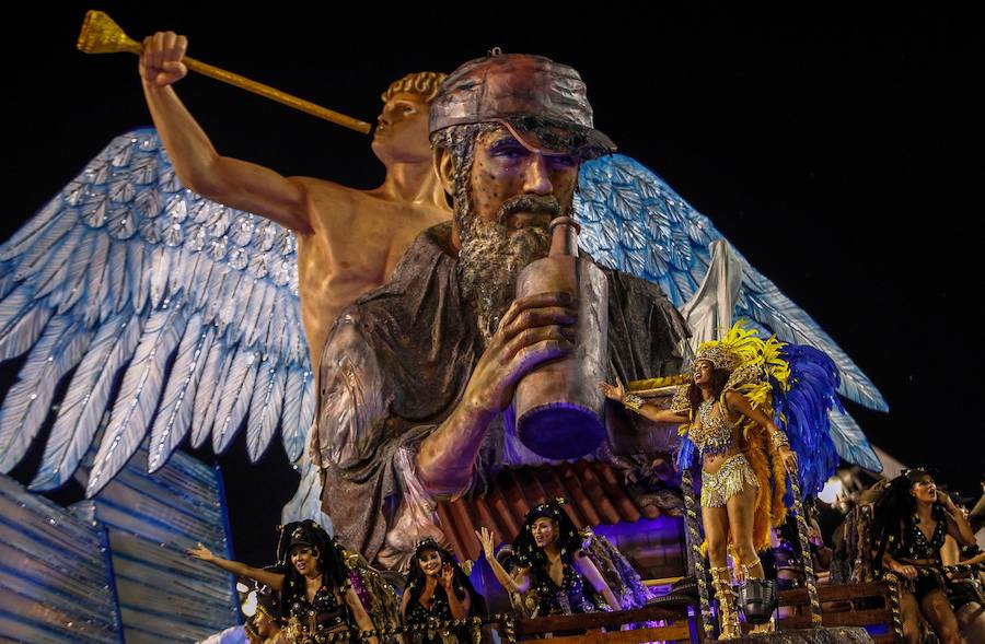 El desfile del Carnaval en Sao Paulo, Brasil, es uno de los eventos más importantes del país