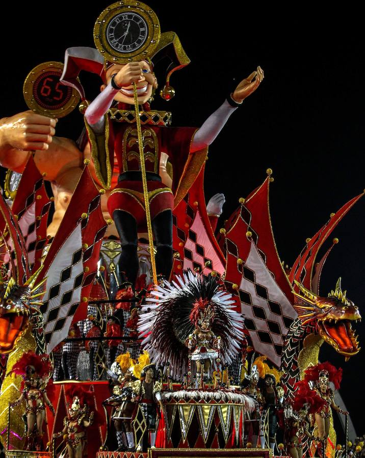 El desfile del Carnaval en Sao Paulo, Brasil, es uno de los eventos más importantes del país