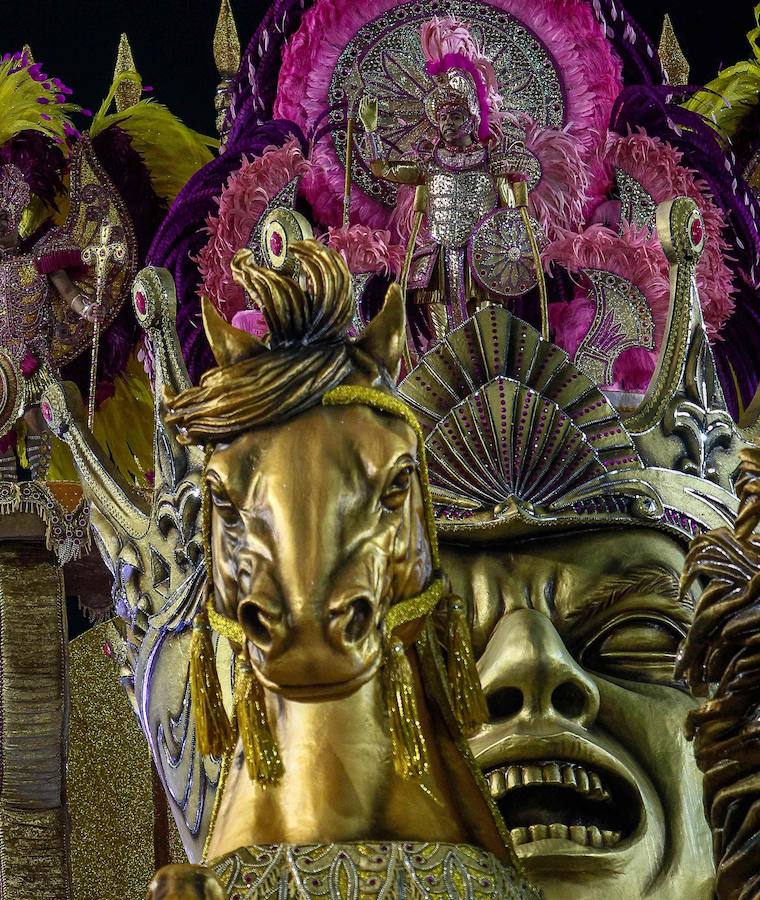 El desfile del Carnaval en Sao Paulo, Brasil, es uno de los eventos más importantes del país