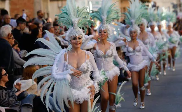 Un momento del Gran Desfile de Carnaval celebrado este domingo por la tarde en la pedanía murciana de Beniaján.
