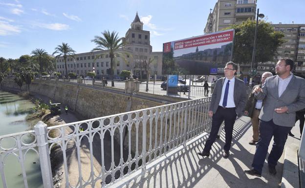 El alcalde de Murcia, José Ballesta, visita las obras de 'Murcia Río'.